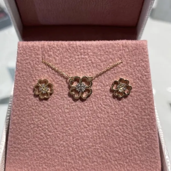 Blink-Blink Napichovacie náušnice ŠTVORLÍSTOK s diamantami 0.04 ct3126BDB
