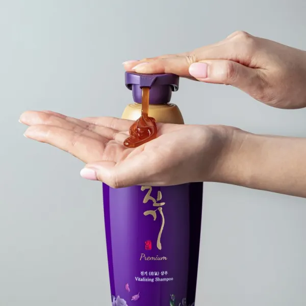 DAENG GI MEO RI Jin Gi Premium Vitalizing Shampoo obnovujúci šampón pre veľmi poškodené krehké vlasy stimulujúci rast vlasov 500 ml