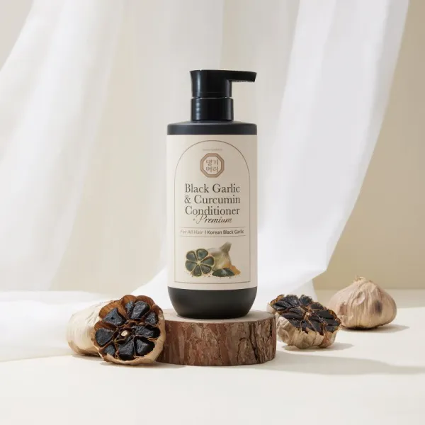 DAENG GI MEO RI Black Garlic & Curcumin Treatment ošetrujúci kondicionér pro hustotu vlasov a ochranu proti lámavosti 500 ml