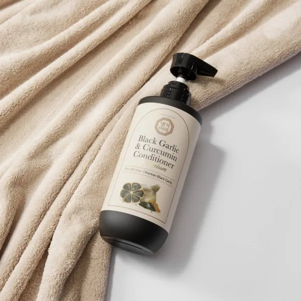 DAENG GI MEO RI Black Garlic & Curcumin Treatment ošetrujúci kondicionér pro hustotu vlasov a ochranu proti lámavosti 500 ml
