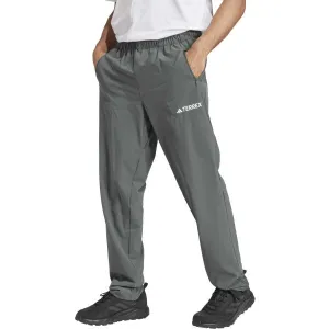 adidas MULTI ESSENTIALS PANTS Pánske turistické nohavice, sivá, veľkosť
