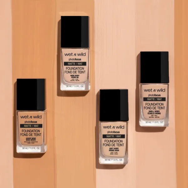 Wet n Wild PhotoFocus zmatňujúci fluidný make-up odtieň Soft Beige 30 ml