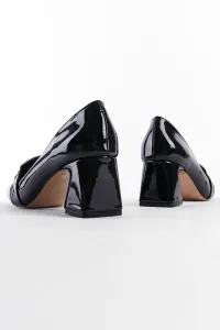 Capone Outfitters Medium Heel Metal Buckled Crocodile Women's Shoes