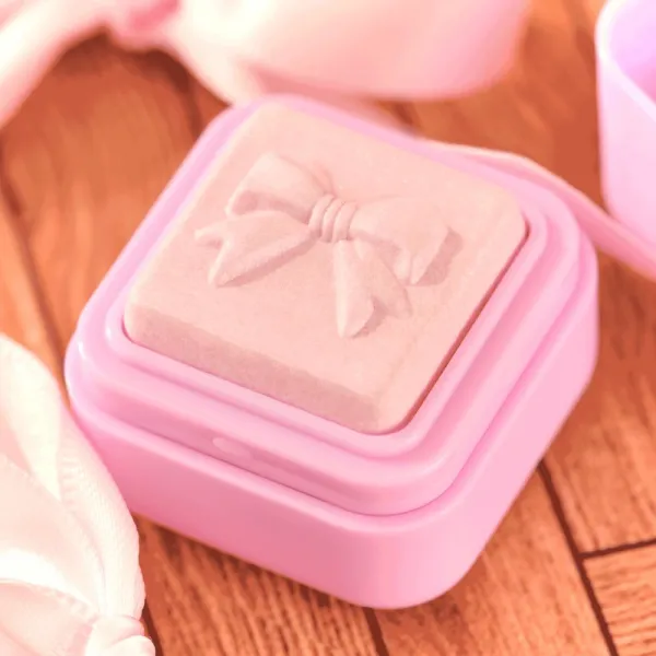 essence FaBOWlous rozjasňovač odtieň 01 Get That Bow Glow! 3.2 g