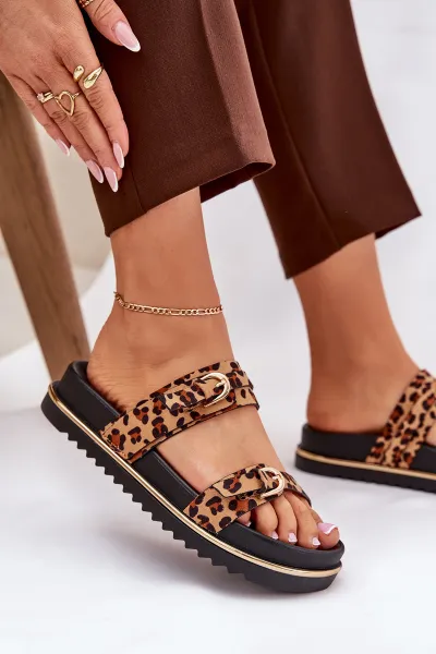 Boto Dámske pantofle s leopardím vzorom na platforme so strapcami a prackami hnedé Ziferte
