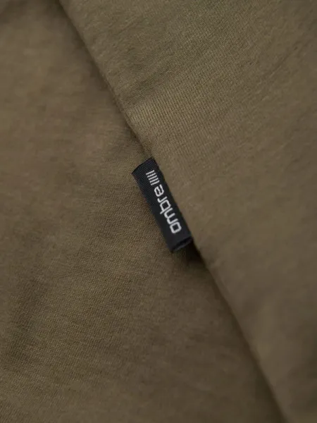 Pánske tričko na leto v výstrihom olivové