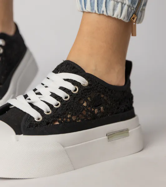 Gemre Čierne dámske tenisky sneakersy s ažúrovým vzorom Runna