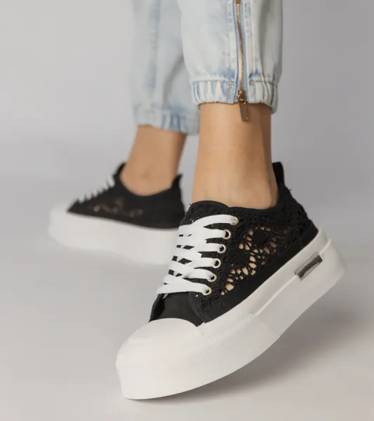 Gemre Čierne dámske tenisky sneakersy s ažúrovým vzorom Runna