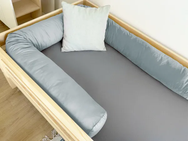 Zamatový mantinel do detskej postele v tvare valca Zvoľte farbu: Biela, Zvoľte dĺžku: 450 cm