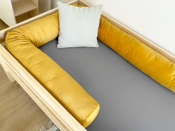 Zamatový mantinel do detskej postele v tvare valca Zvoľte farbu: Biela, Zvoľte dĺžku: 450 cm