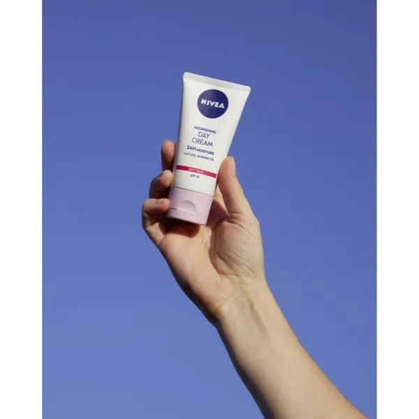NIVEA Nourishing výživný denný krém pre suchú pleť SPF 15 50 ml