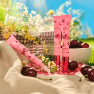 essence SO CHERRY happy lesk na pery s peptidmi odtieň 02 Cherry, Cherry Baby! 10 ml