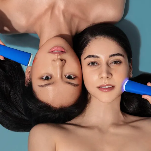 FOREO ESPADA™ 2 pero s modrým svetlom pre zmiernenie prejavov akné Cobalt Blue 1 ks
