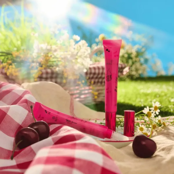essence SO CHERRY happy lesk na pery s peptidmi odtieň 01 Cherry On Top 10 ml