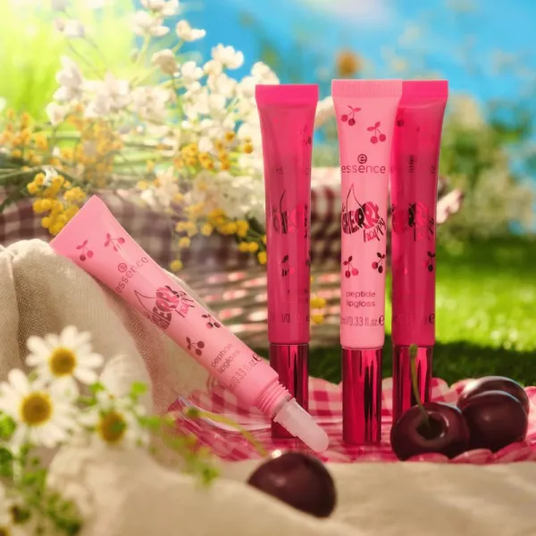 essence SO CHERRY happy lesk na pery s peptidmi odtieň 01 Cherry On Top 10 ml