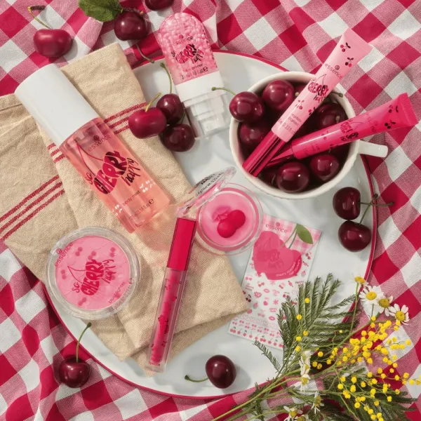 essence SO CHERRY happy lesk na pery s peptidmi odtieň 01 Cherry On Top 10 ml