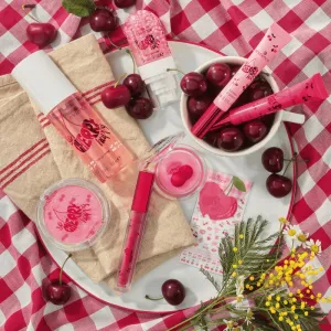 essence SO CHERRY happy lesk na pery s peptidmi odtieň 01 Cherry On Top 10 ml