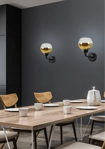 Čierno-zlatá zrkadlová nástenná lampa s tienidlom z tepaného skla Cromina Gold