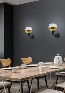 Čierno-zlatá zrkadlová nástenná lampa s tienidlom z tepaného skla Cromina Gold