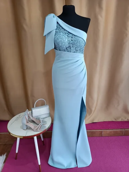 Dlhé spoločenské bledomodré priliehavé šaty s čipkou Veľkosť: 42