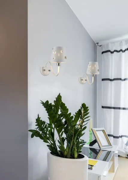 Nástenná lampa Batley Ledea s otvormi v bielej farbe