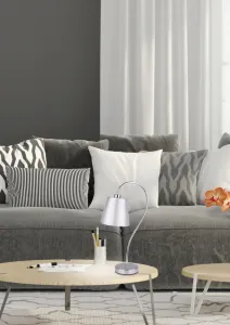 Chrómová kancelárska stolová lampa s látkovým tienidlom Luk