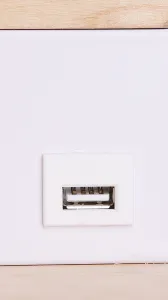 Drevená nástenná lampa + biela s poličkou LED 4000k - POSLEDNÝ KUS