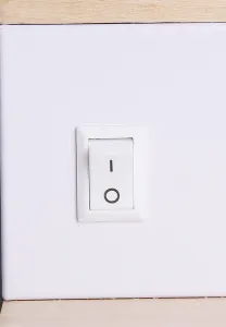 Drevená nástenná lampa + biela s poličkou LED 4000k - POSLEDNÝ KUS