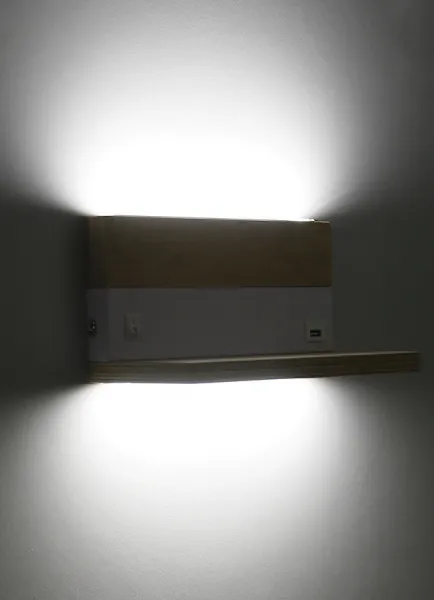 Drevená nástenná lampa + biela s poličkou LED 4000k - POSLEDNÝ KUS