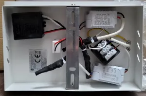 Biela LED nástenná lampa s poličkou na telefón USB nabíjačka Compact