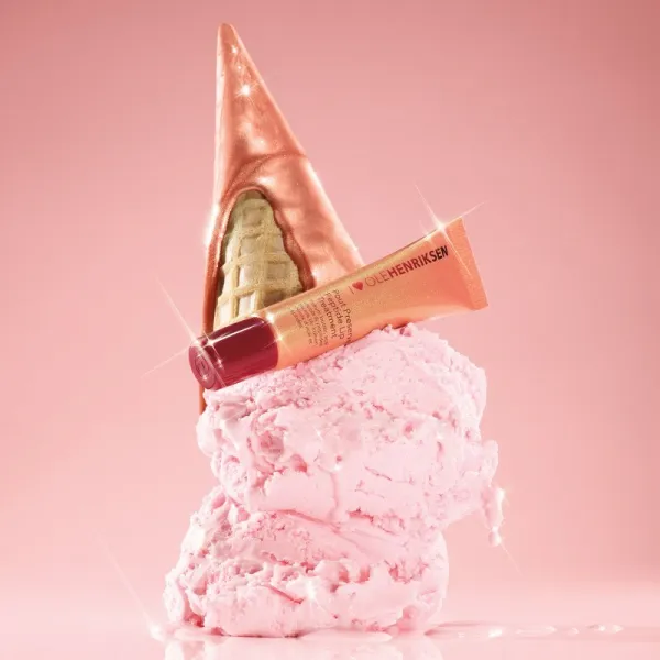 OLEHENRIKSEN Pout Preserve Peptide Lip Treatment hydratačný lesk na pery odtieň Strawberry Sorbet Glimmer 12 ml