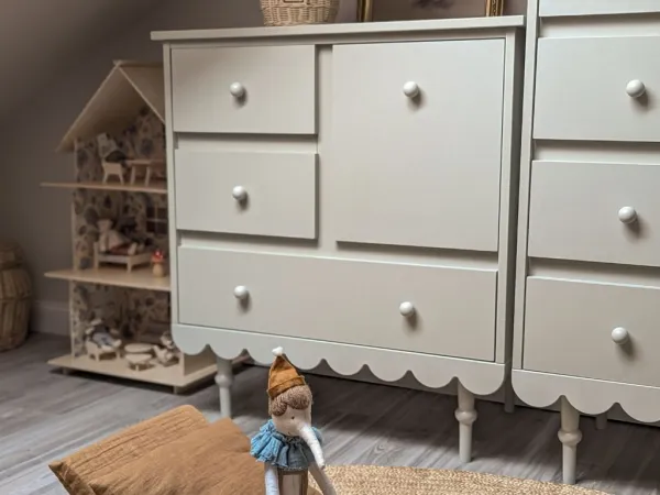 Nízka úložná komoda do detskej izby BABUSHKA olivová
