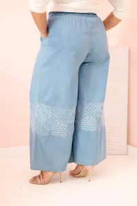 Legínovo Dámske nohavice Plus Size so širokou nohavicou a etnickou výšivkou svetlo džínsové Farba: Svetlo modrá, Veľkosť: UNI