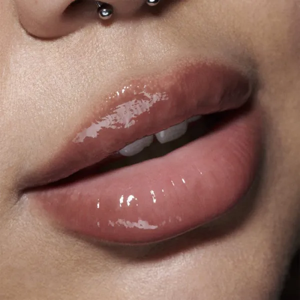 MAC Cosmetics Lipglass Air hydratačný lesk na pery odtieň Casual 5 ml