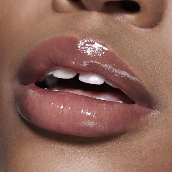 MAC Cosmetics Lipglass Air hydratačný lesk na pery odtieň Casual 5 ml