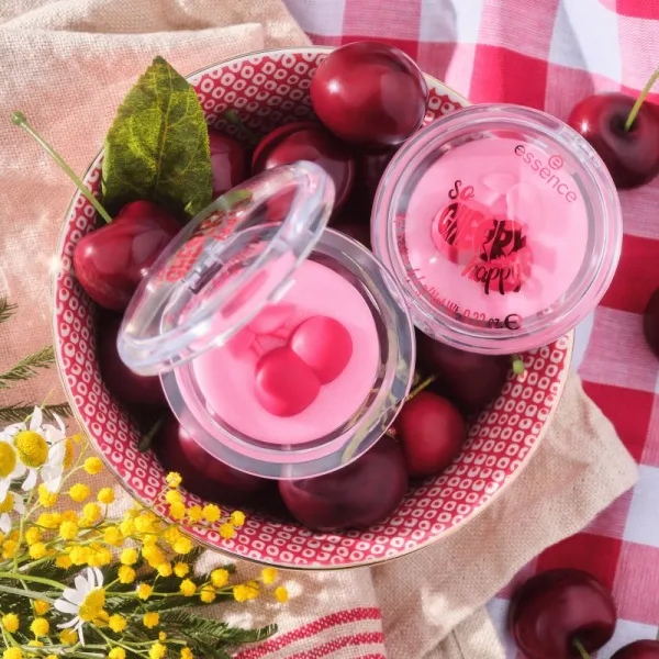 essence SO CHERRY happy balzam na pery odtieň 01 Cheeky Cherry 6.4 g
