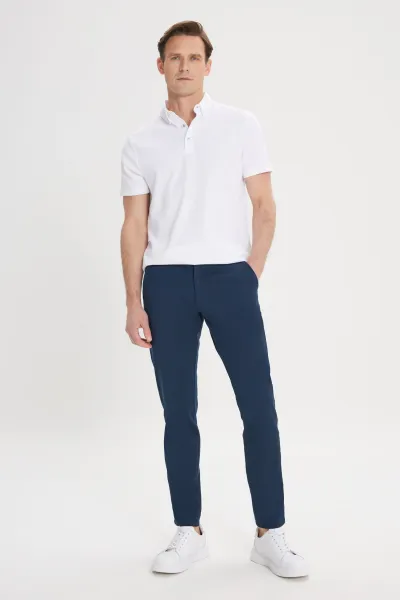 Pánske námornícke modré plátené slim fit nohavice AC&Co / Altınyıldız Classics s bočnými vreckami a pružným pásom.