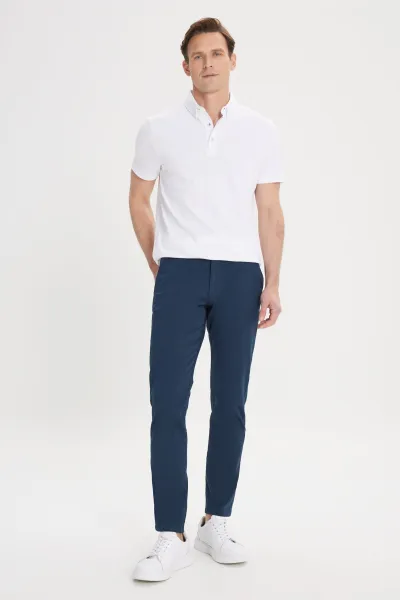 Pánske námornícke modré plátené slim fit nohavice AC&Co / Altınyıldız Classics s bočnými vreckami a pružným pásom.