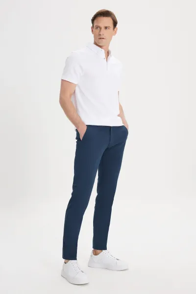 Pánske námornícke modré plátené slim fit nohavice AC&Co / Altınyıldız Classics s bočnými vreckami a pružným pásom.