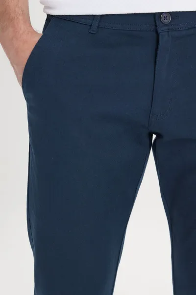 Pánske námornícke modré plátené slim fit nohavice AC&Co / Altınyıldız Classics s bočnými vreckami a pružným pásom.