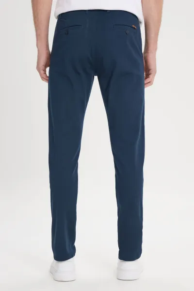 Pánske námornícke modré plátené slim fit nohavice AC&Co / Altınyıldız Classics s bočnými vreckami a pružným pásom.