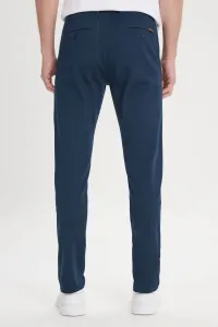 Pánske námornícke modré plátené slim fit nohavice AC&Co / Altınyıldız Classics s bočnými vreckami a pružným pásom.