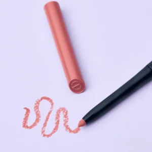 essence 8h Matte Comfort matná ceruzka na pery so strúhatkom odtieň 04 Rosy Nude 0,3 g