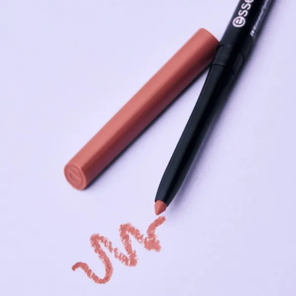 essence 8h Matte Comfort matná ceruzka na pery so strúhatkom odtieň 02 Silky Hazelnut 0,3 g