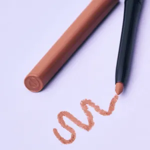 essence 8h Matte Comfort matná ceruzka na pery so strúhatkom odtieň 01 Cinnamon Spice 0,3 g
