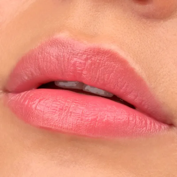 essence TINTED kiss hydratačný lesk na pery odtieň 03 4 ml