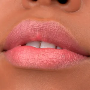 essence TINTED kiss hydratačný lesk na pery odtieň 03 4 ml