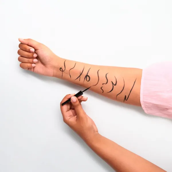 essence Dip Eyeliner vodeodolná očná linka 3 ml