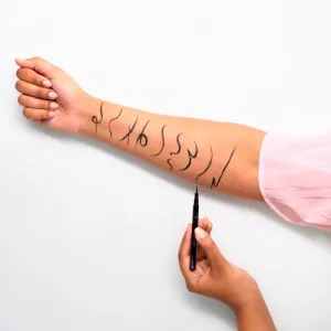 essence Super Fine Liner Pen linka na oči vo fixke 1 ml