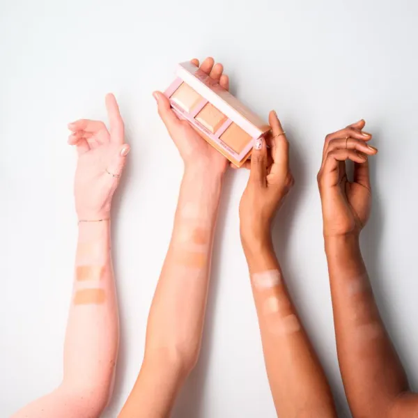 essence love that GLOW & BRONZE kontúrovacia paletka na tvár 16 g